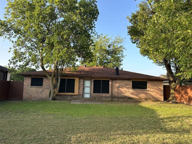 925 Woodcrest Drive, Lancaster, TX 75134