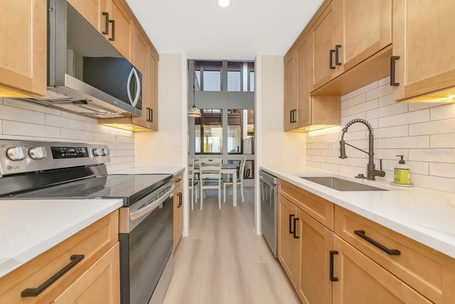 800 S BLVD OF THE PRESIDENTS 16, Sarasota, FL 34236