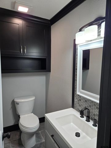 104 Leland Dr, Athens, TX 75751