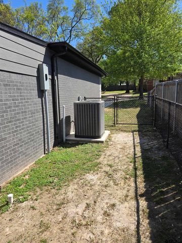 104 Leland Dr, Athens, TX 75751