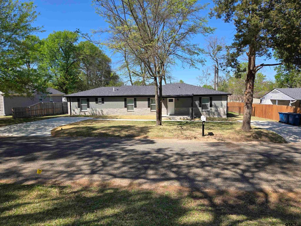 104 Leland Dr, Athens, TX 75751