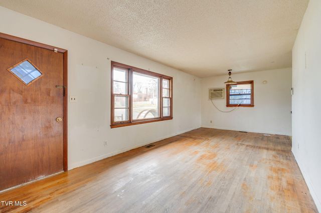 2009 Indian Ridge Road, Johnson City, TN 37604