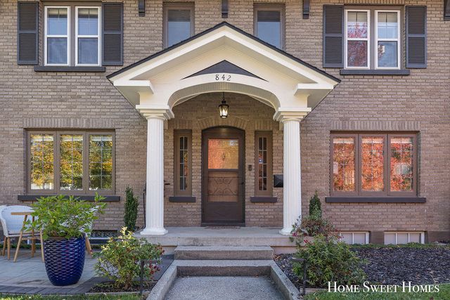 842 Giddings Avenue, Grand Rapids, MI 49506