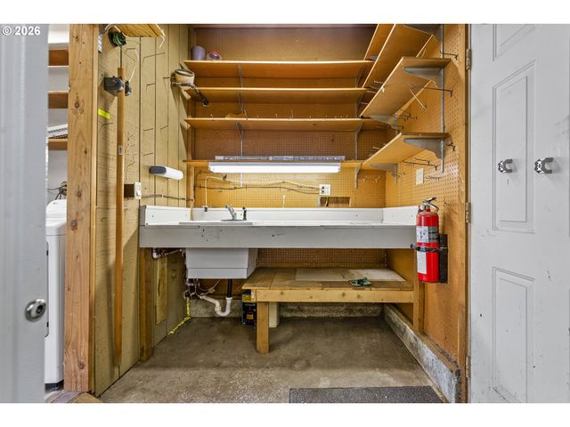 10047 Sw 25TH Ave, Portland, OR 97219