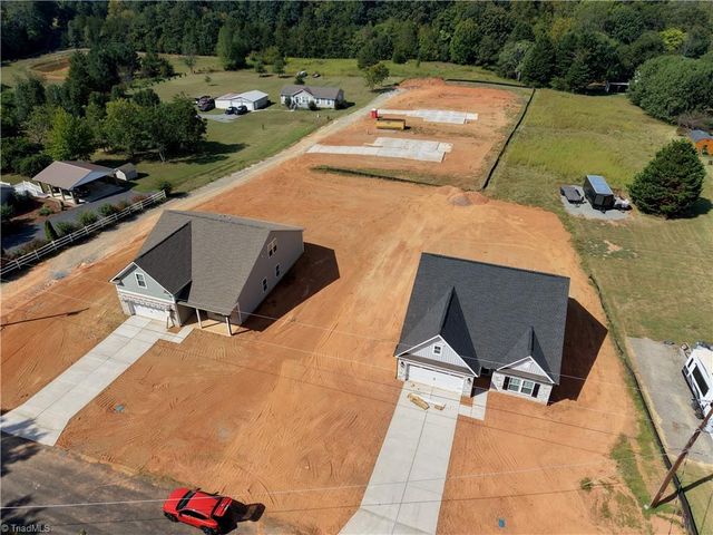 5166 Paramount Road 1061, Pfafftown, NC 27040