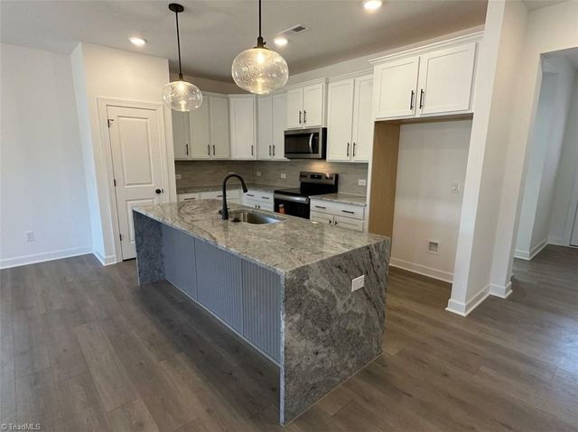 5166 Paramount Road 1061, Pfafftown, NC 27040