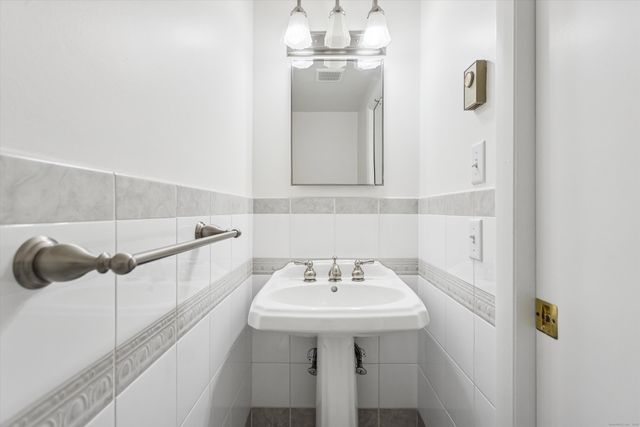 61 Rock Spring Road APT 37, Stamford, CT 06906