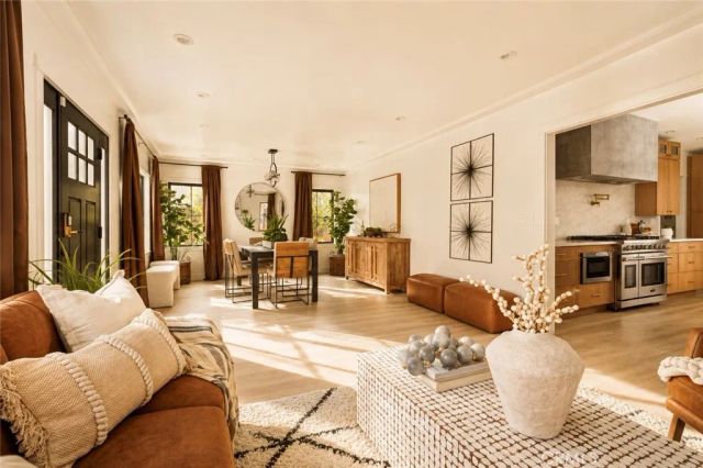 584 N Plymouth, Los Angeles, CA 90004