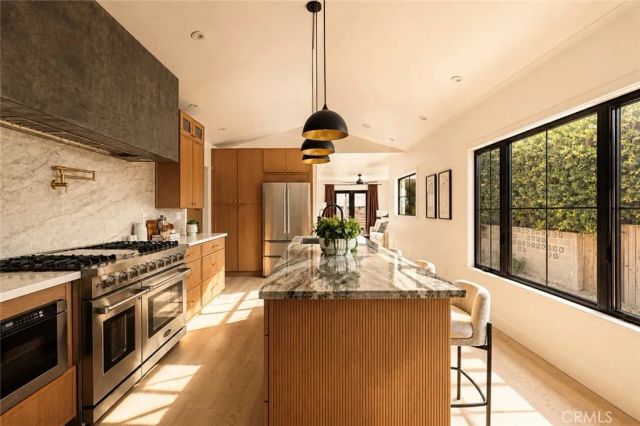 584 N Plymouth, Los Angeles, CA 90004