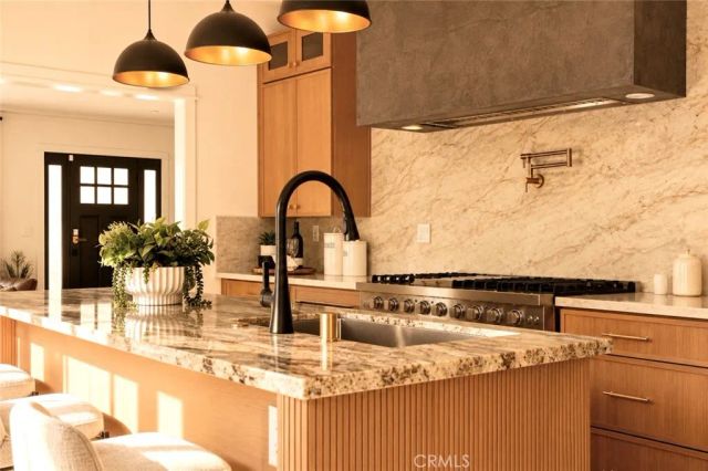 584 N Plymouth, Los Angeles, CA 90004