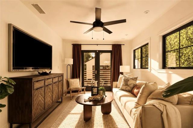 584 N Plymouth, Los Angeles, CA 90004