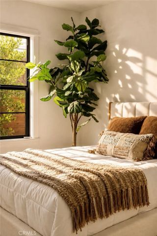 584 N Plymouth, Los Angeles, CA 90004