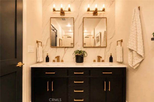 584 N Plymouth, Los Angeles, CA 90004