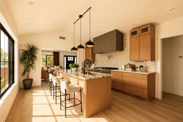 584 N Plymouth, Los Angeles, CA 90004