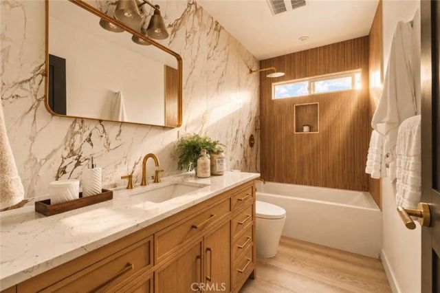 584 N Plymouth, Los Angeles, CA 90004