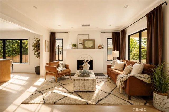 584 N Plymouth, Los Angeles, CA 90004