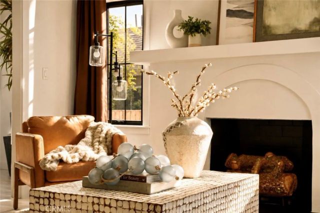 584 N Plymouth, Los Angeles, CA 90004