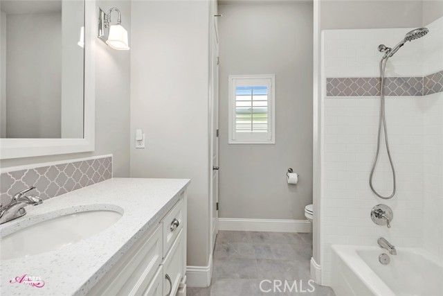 4104 Woodcastle Way, Bakersfield, CA 93314