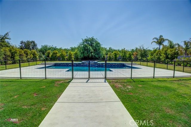 4104 Woodcastle Way, Bakersfield, CA 93314