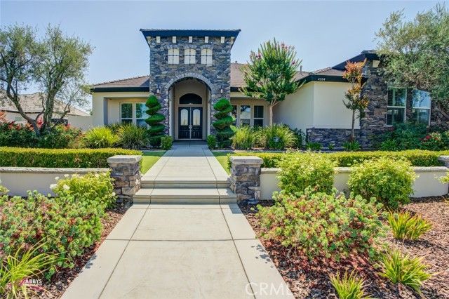 4104 Woodcastle Way, Bakersfield, CA 93314