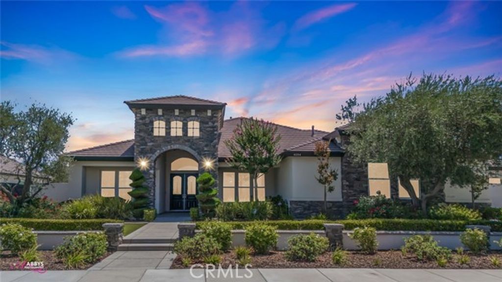 4104 Woodcastle Way, Bakersfield, CA 93314