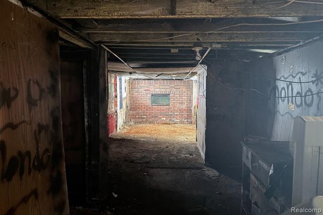 8693 Woodlawn Street, Detroit, MI 48213