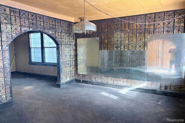 8693 Woodlawn Street, Detroit, MI 48213