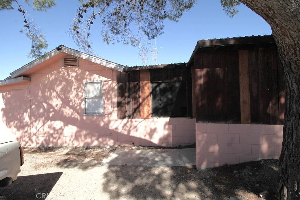 Image 2 of property listing at 33713 1st Street, Daggett, CA 92327