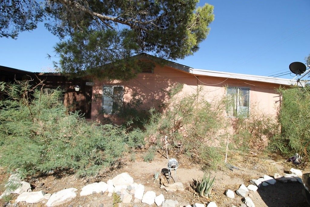 Image 6 of property listing at 33713 1st Street, Daggett, CA 92327