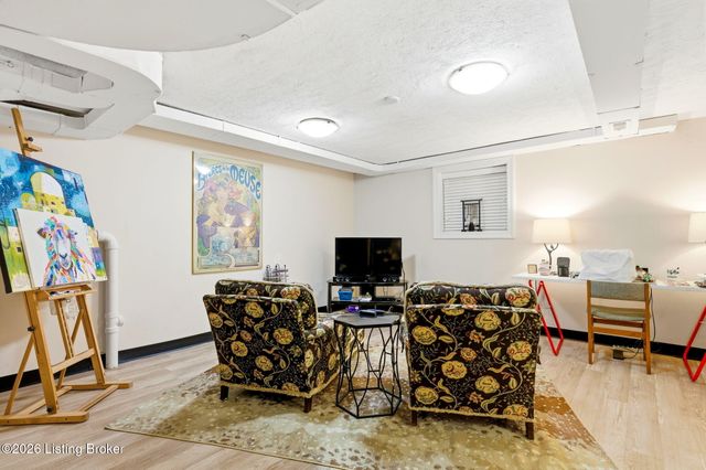 2343 Village Dr, Louisville, KY 40205