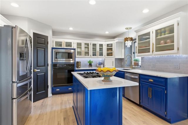 1600 SW Rock Creek Drive, Blue Springs, MO 64015