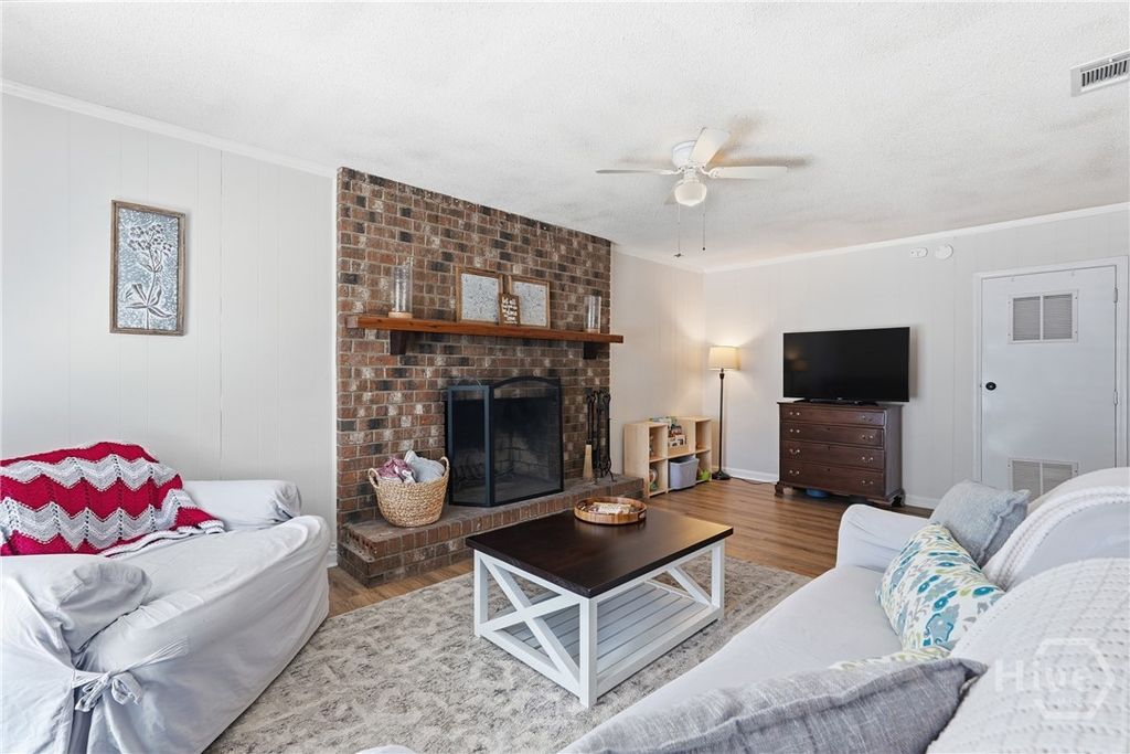 Image 8 of property listing at 103 Port Royal Court, Savannah, GA 31410