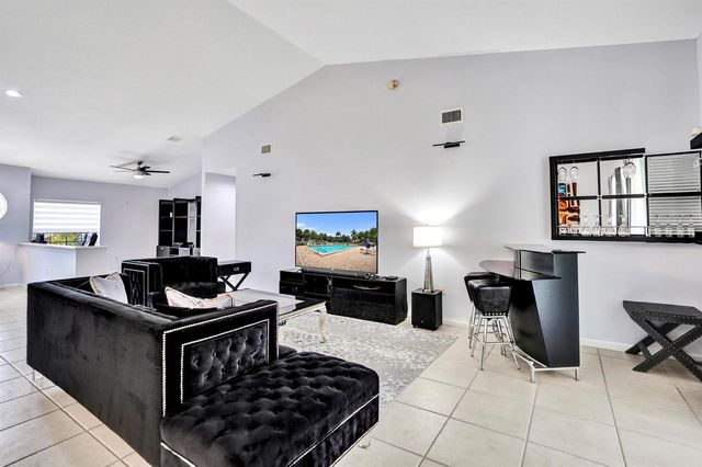 7669 SPRINGWATER Place 202, Boynton Beach, FL 33437
