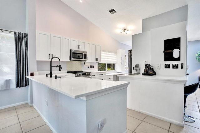 7669 SPRINGWATER Place 202, Boynton Beach, FL 33437