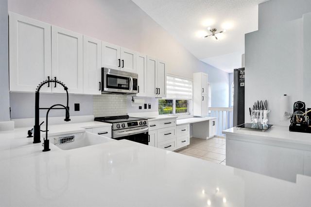 7669 SPRINGWATER Place 202, Boynton Beach, FL 33437
