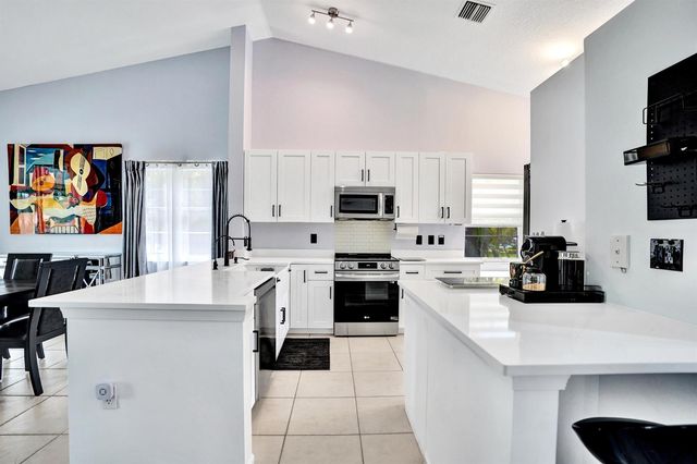 7669 SPRINGWATER Place 202, Boynton Beach, FL 33437