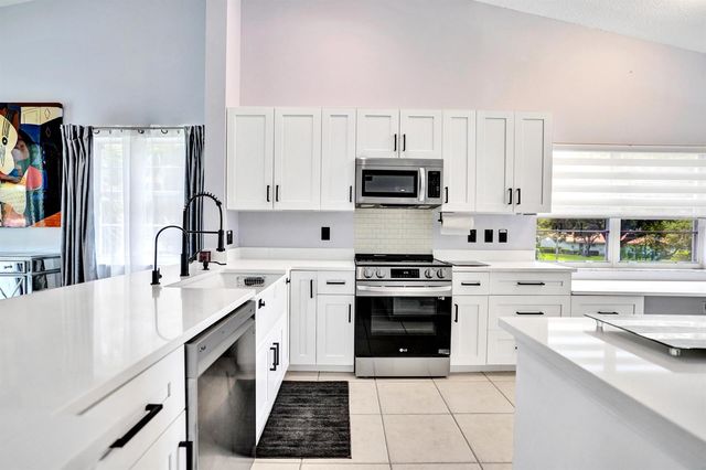 7669 SPRINGWATER Place 202, Boynton Beach, FL 33437