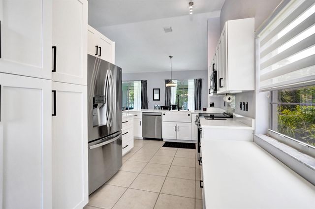 7669 SPRINGWATER Place 202, Boynton Beach, FL 33437