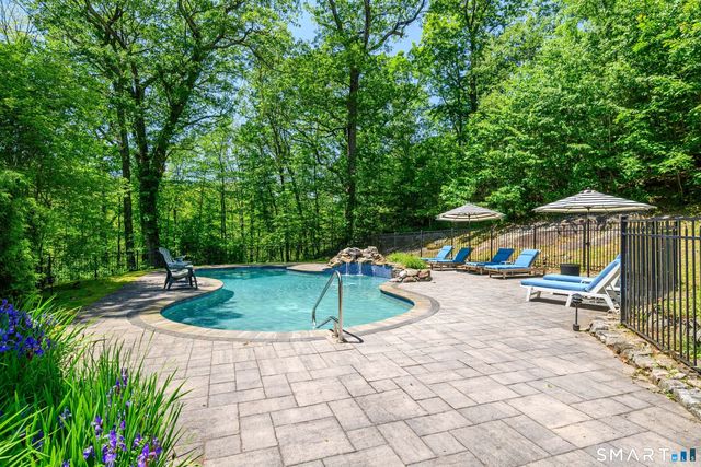 77 Crest Road, Middlebury, CT 06762