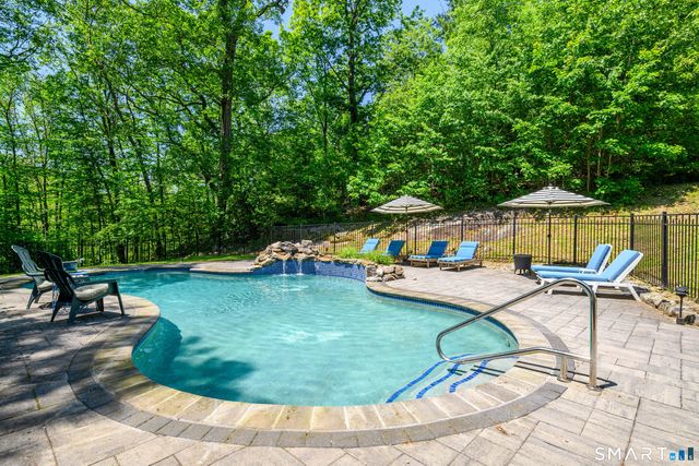 77 Crest Road, Middlebury, CT 06762