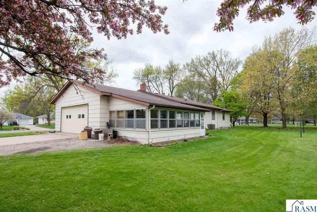 2208 Clare Drive, North Mankato, MN 56003
