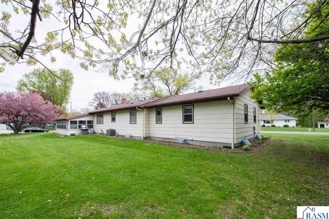 2208 Clare Drive, North Mankato, MN 56003