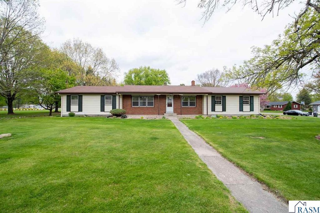 2208 Clare Drive, North Mankato, MN 56003