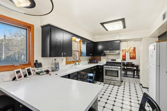 8979 N Silver Brook LANE, Brown Deer, WI 53223