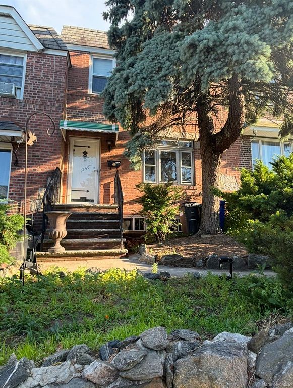 7350 52nd Road, Maspeth, NY 11378