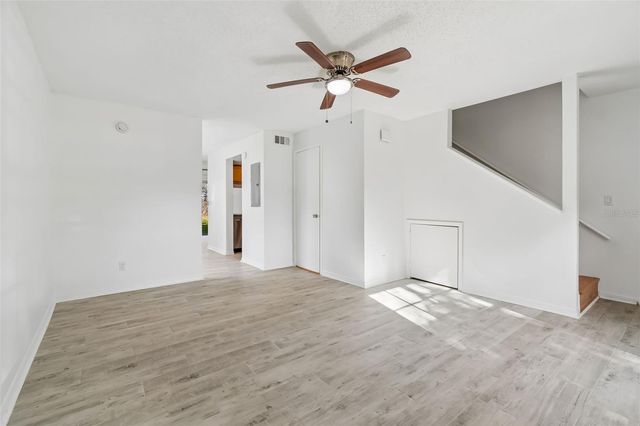 5182 SUNRIDGE PALMS DRIVE 5182, Tampa, FL 33617