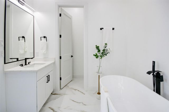 1214 W 24th Street E, Houston, TX 77008