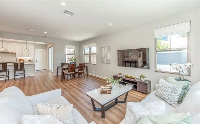 152 Sunnyside, Irvine, CA 92618