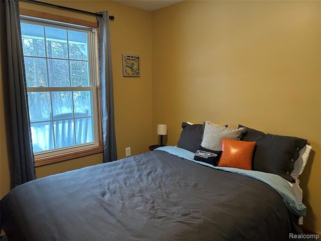 9642 Hummingbird Ct, Howard City, MI 49329