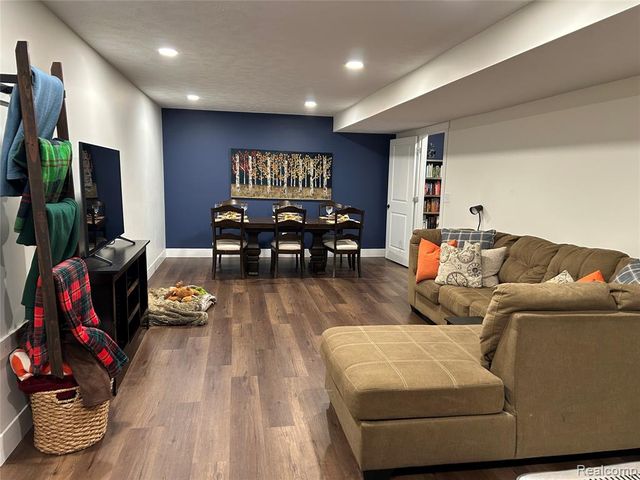 9642 Hummingbird Ct, Howard City, MI 49329